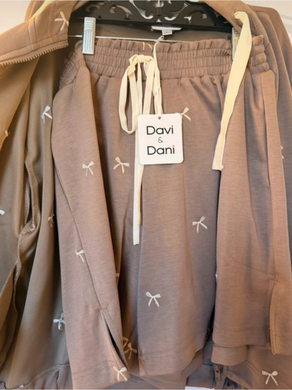 Davi & Dani Sand Bow Embroidered Zip Jacket & Shorts Set L/M NWT